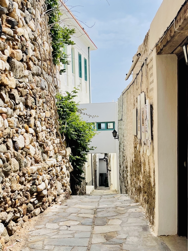 Narrow alleyway between stone buildings.