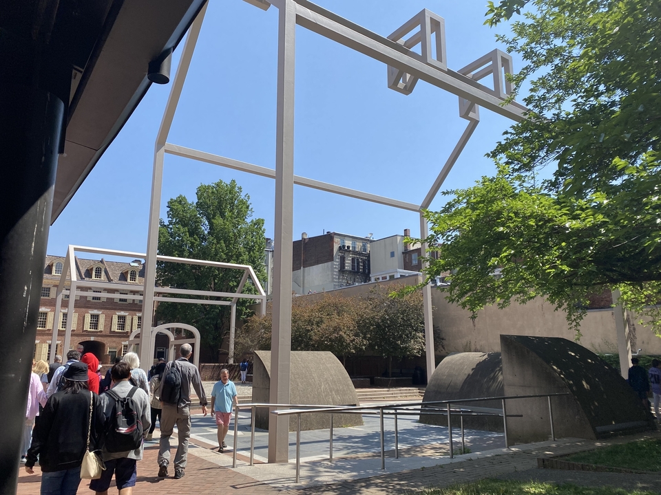 Structure en plein air avec des gens qui se promènent.