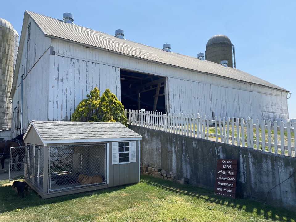 Bâtiment agricole avec zone clôturée.