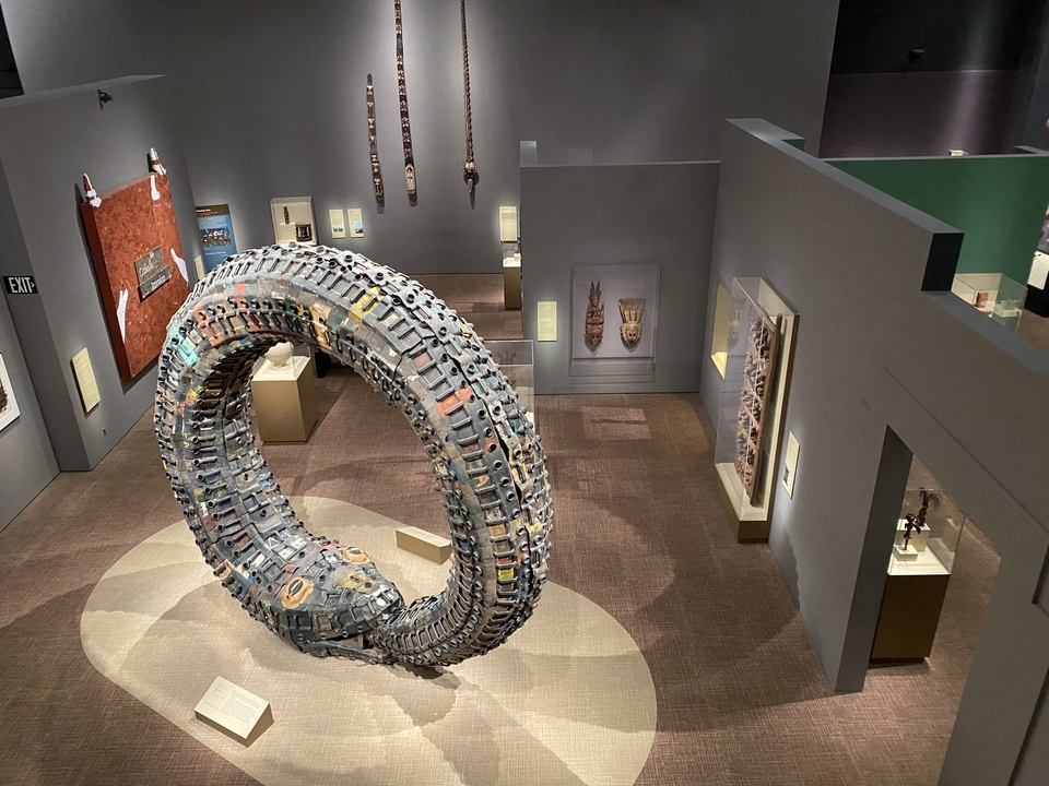 Art contemporain et artefacts culturels exposés dans une galerie.