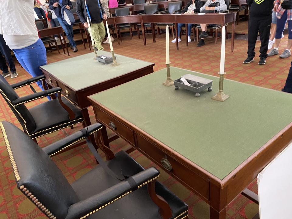 Gros plan de bureaux et chaises historiques.