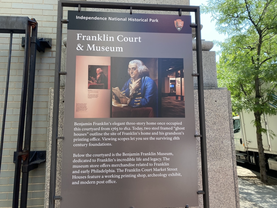 Here's the French translation:

**Panneau d'information de Franklin Court & Museum**

If you need the translation of the content that would typically appear on such a sign, please provide the full text. This translation covers just the title/header you provided.