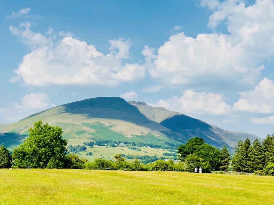 Grande montagne dominant un paysage verdoyant luxuriant.