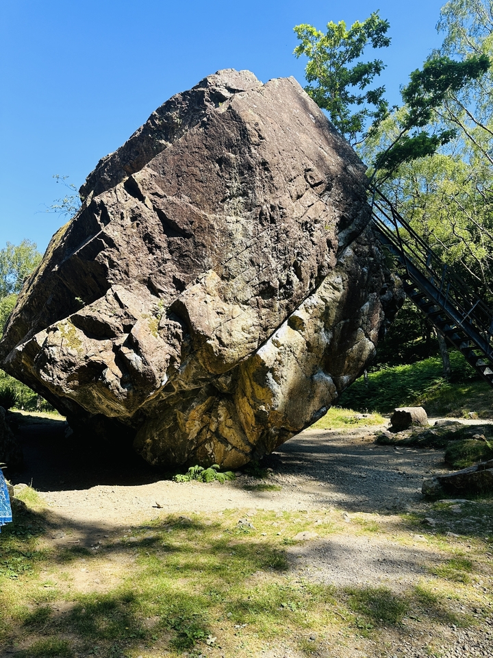 Formation rocheuse imposante avec un escalier.