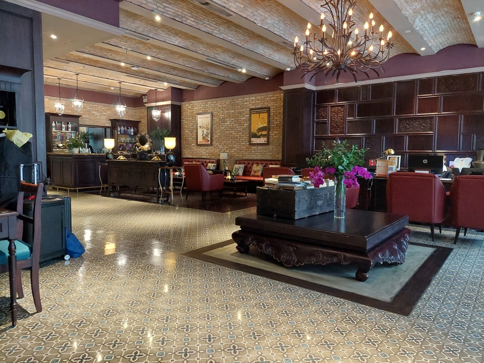 Elegantly decorated hotel lobby with vintage furniture.