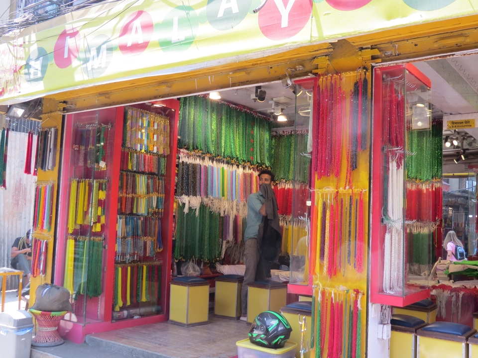 Petit magasin vendant des articles textiles colorés.