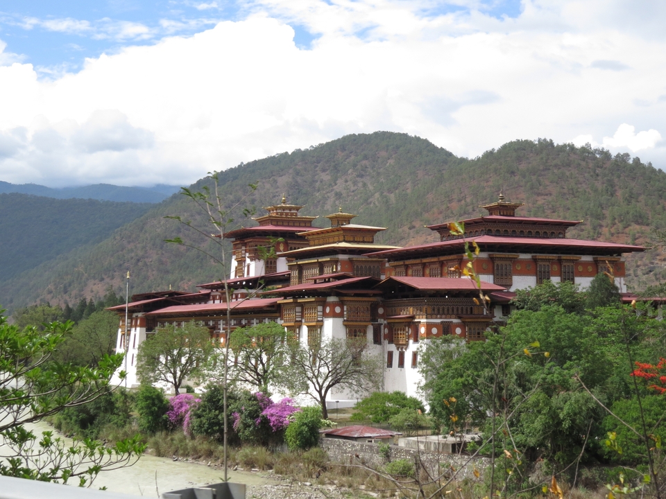Magnifique dzong avec un arrière-plan montagneux au Bhoutan.
