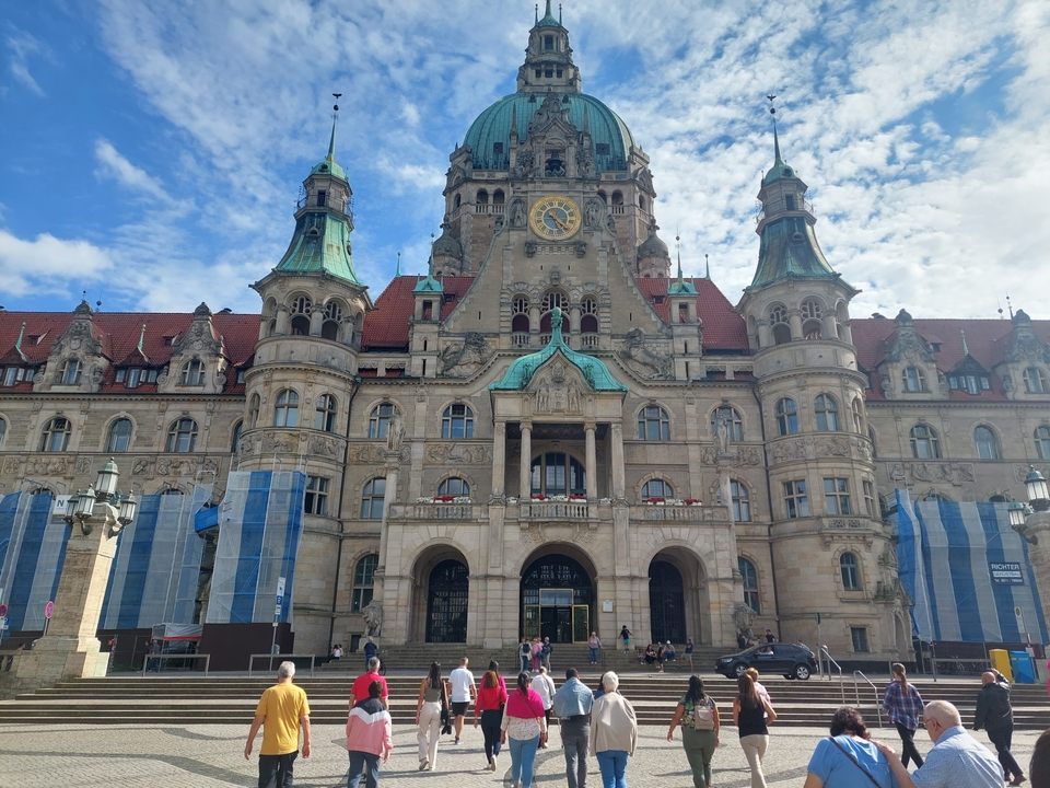 I notice the text you've asked me to translate is actually in German, not English. "Neues Rathaus" is German for "New Town Hall."

If you'd like me to translate the German text to French, it would be:
"Neues Rathaus, un grand bâtiment avec une tour d'horloge."

Or if you meant to provide an English text about the Neues Rathaus, that would be:
"New Town Hall, a grand building with a clock tower" → "Nouvel Hôtel de Ville, un grand bâtiment avec une tour d'horloge."