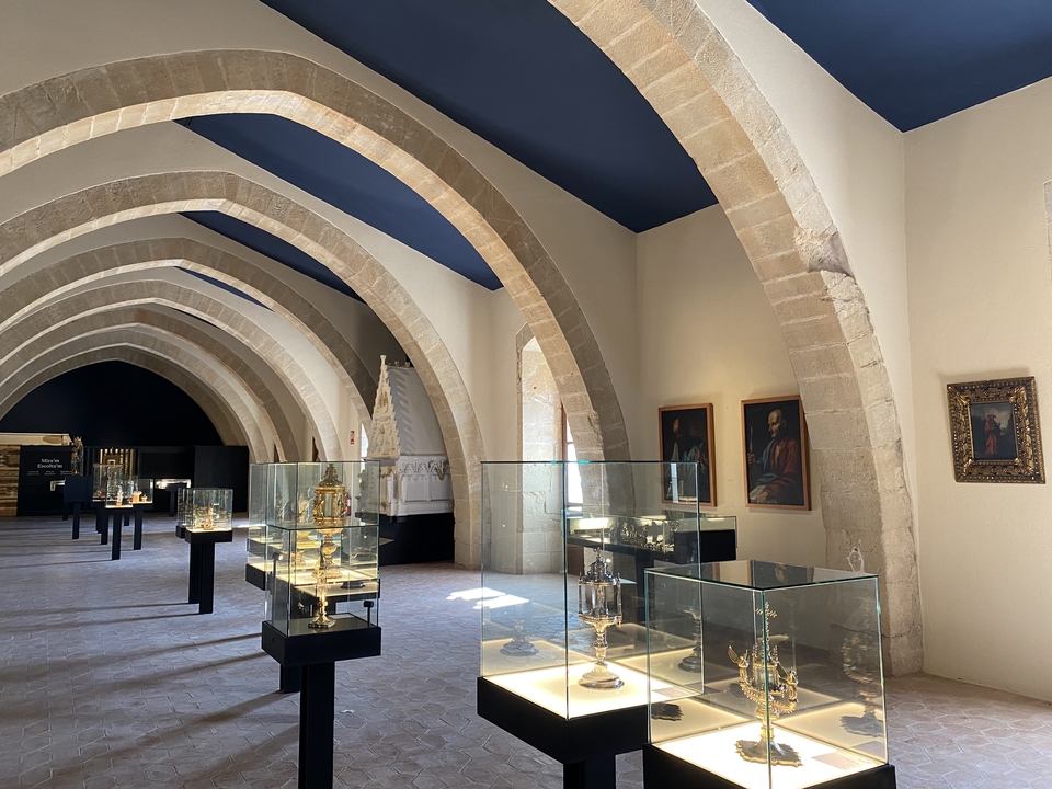 Interior of a historic hall with vaulted ceilings.