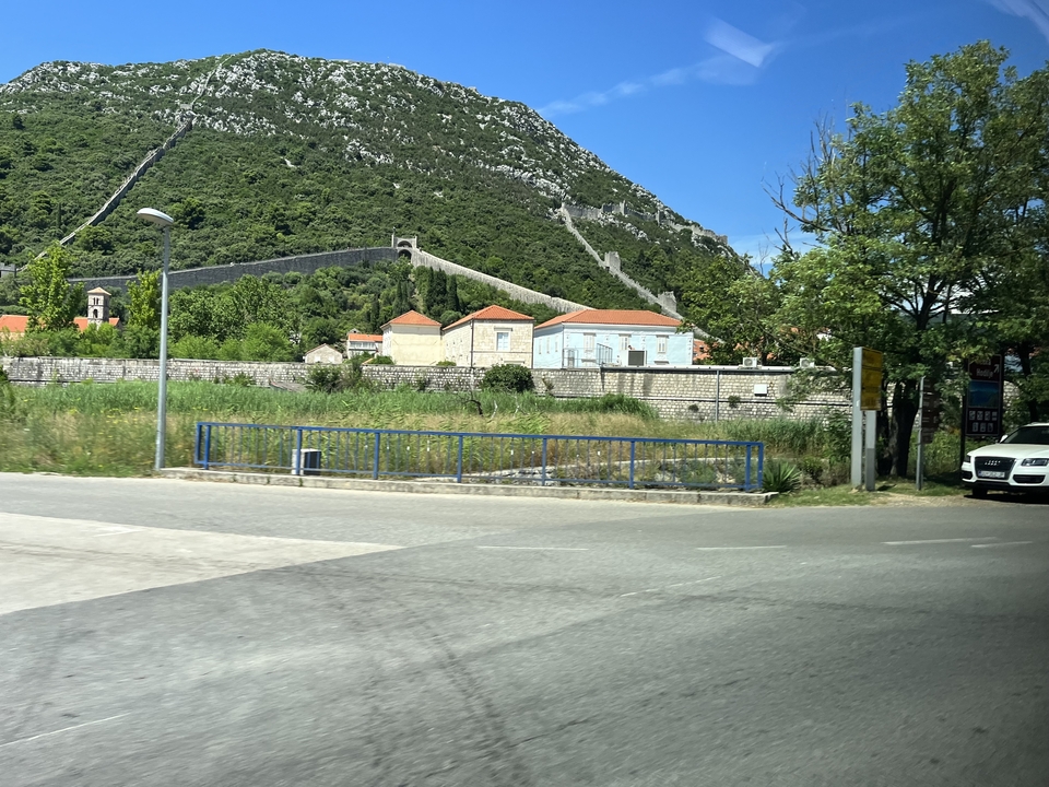 Vue panoramique d'une petite ville près d'une montagne.