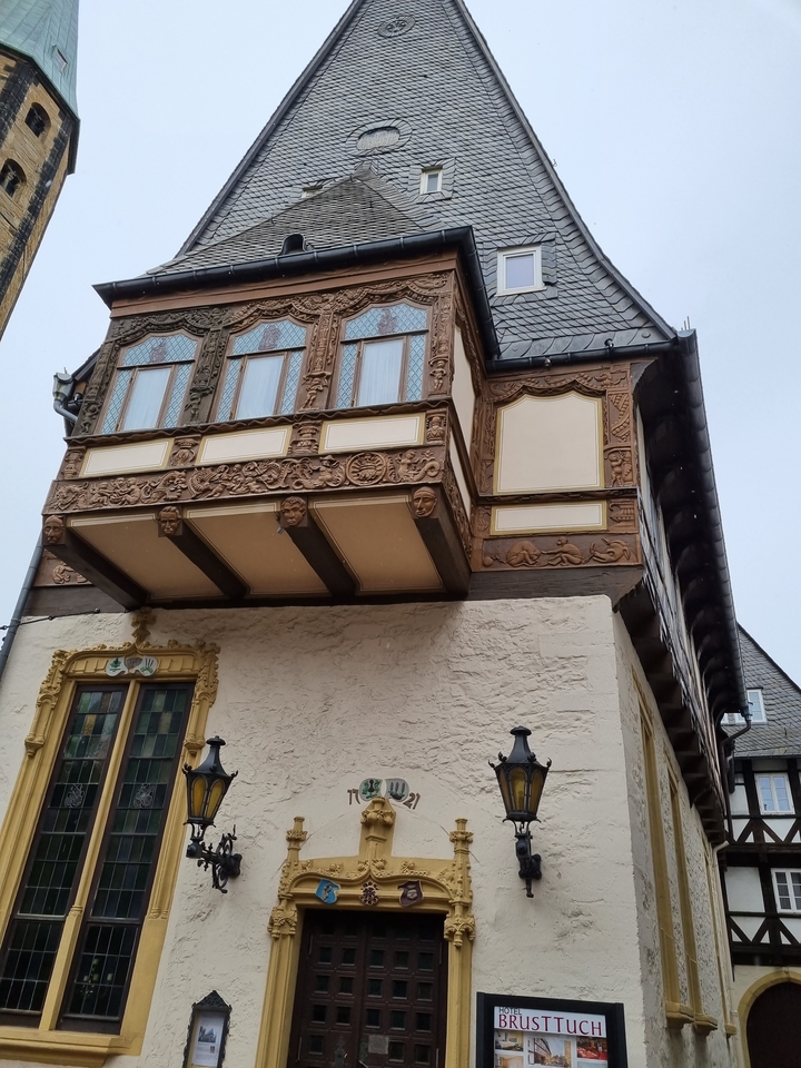 Un bâtiment orné avec des sculptures et des décorations détaillées.