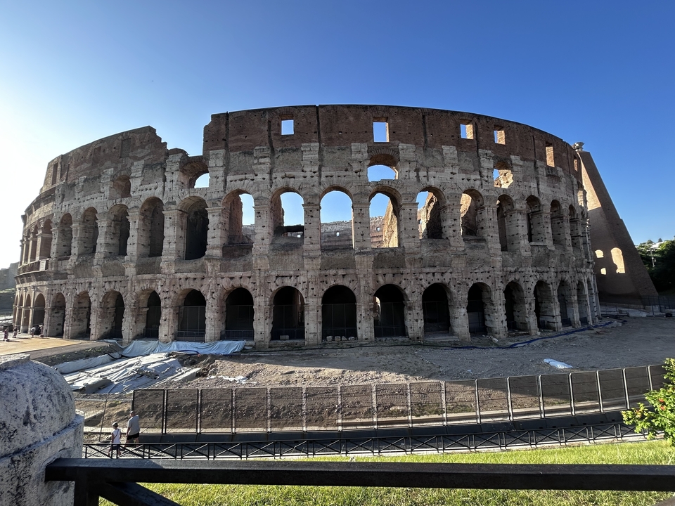 Vue complète du Colisée baigné de soleil.