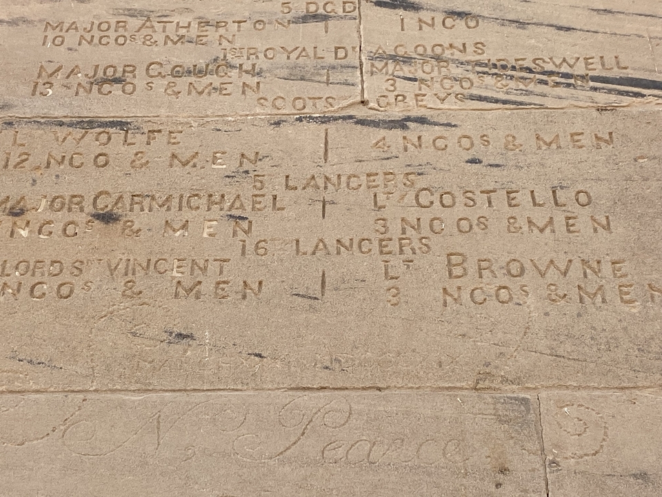 Oude gegraveerde steen met inscripties.