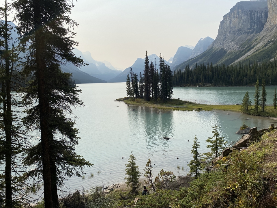 Lac serein avec petite île et montagnes.