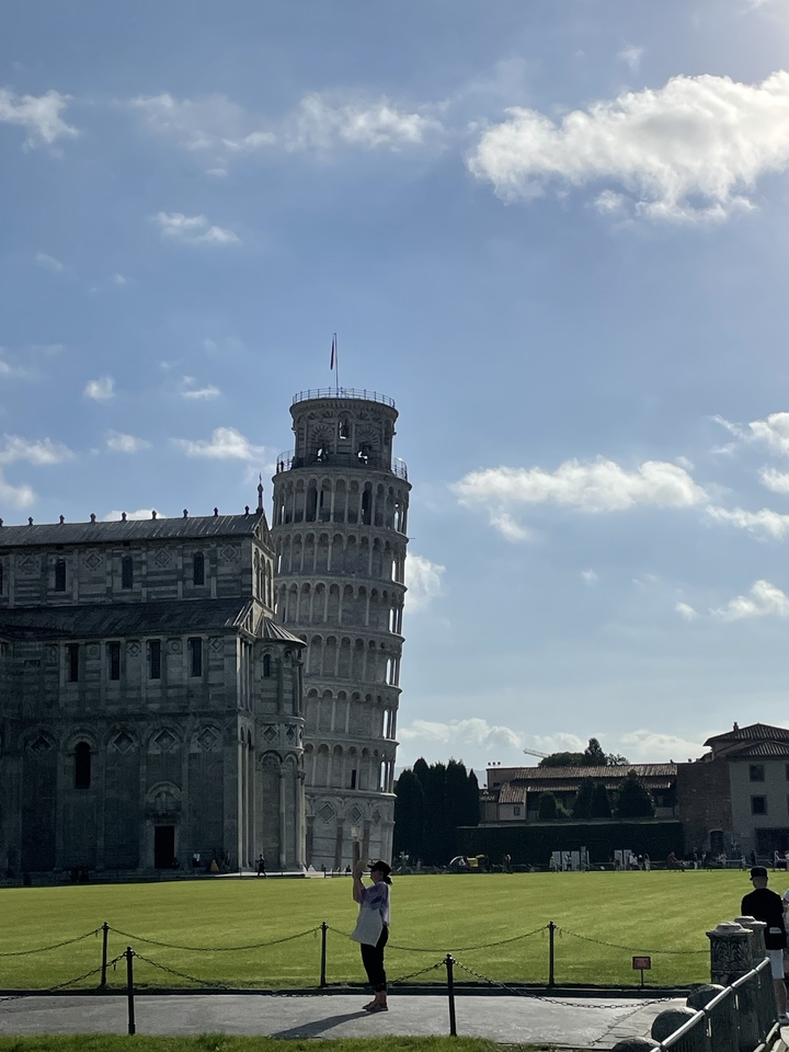 The Leaning Tower of Pisa against a blue sky.