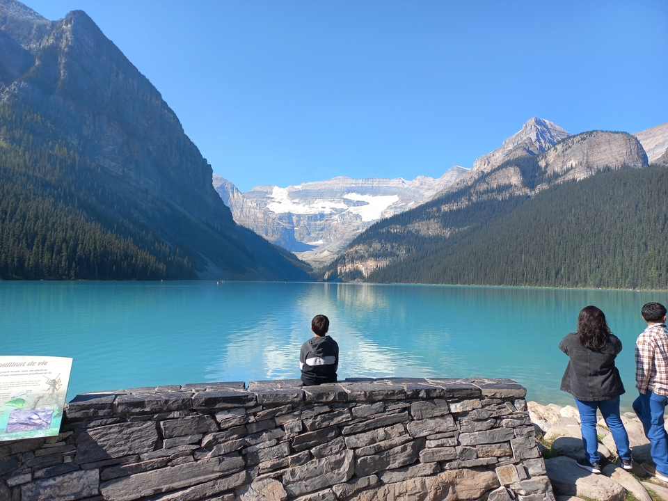 Lac cristallin avec des montagnes enneigées en arrière-plan