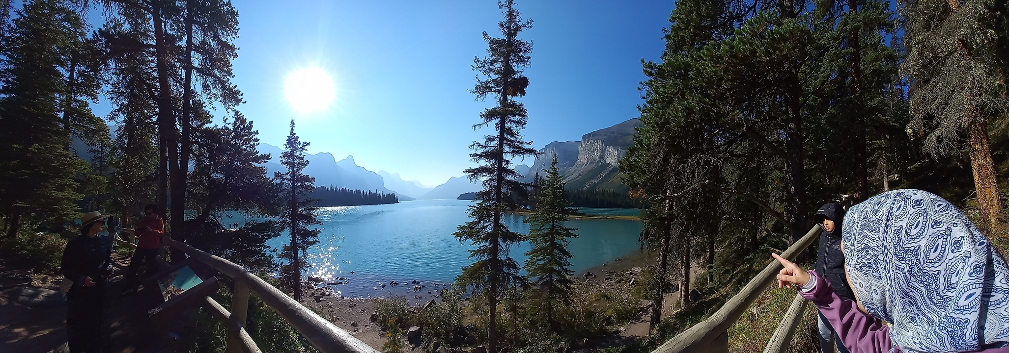 Vue panoramique d'un lac entouré d'arbres et de montagnes