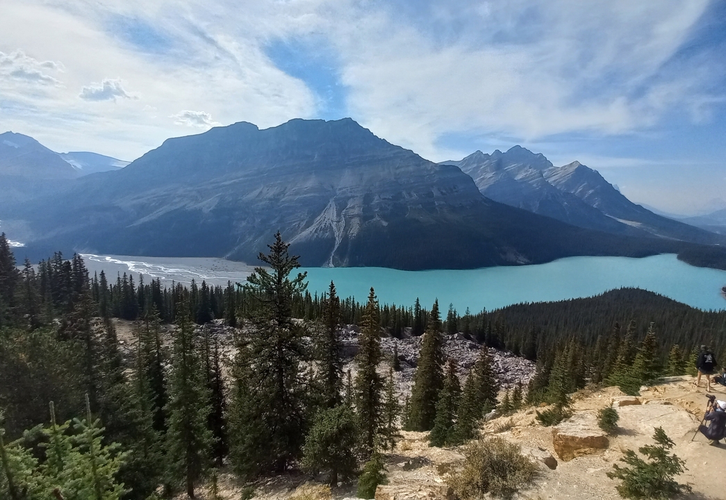 Vue panoramique des montagnes et d'un lac