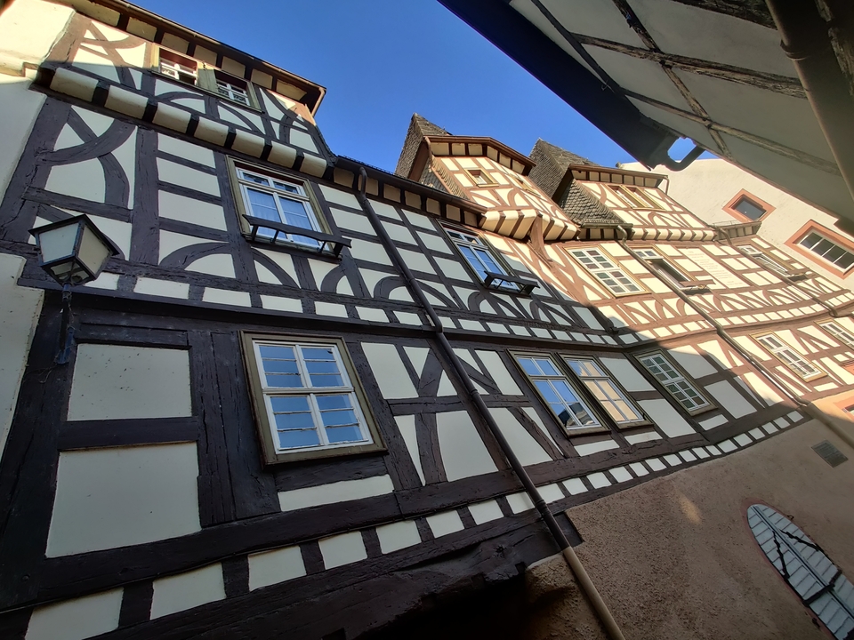 Maisons traditionnelles à colombages sous un ciel bleu.