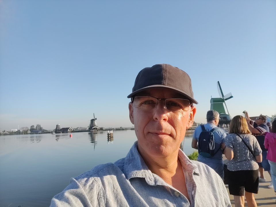 Selfie de groupe avec des moulins à vent en arrière-plan.