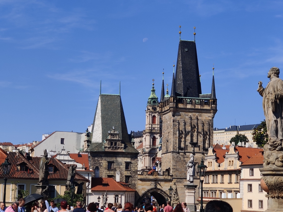 Prague avec son architecture pittoresque sous un ciel dégagé.