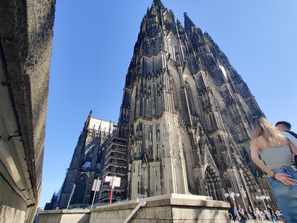 Majestueuse cathédrale de Cologne vue en contre-plongée.