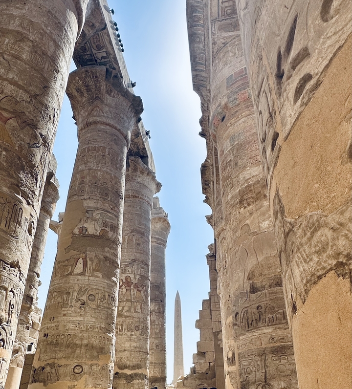 Gros plan de colonnes de temple antique avec des hiéroglyphes.