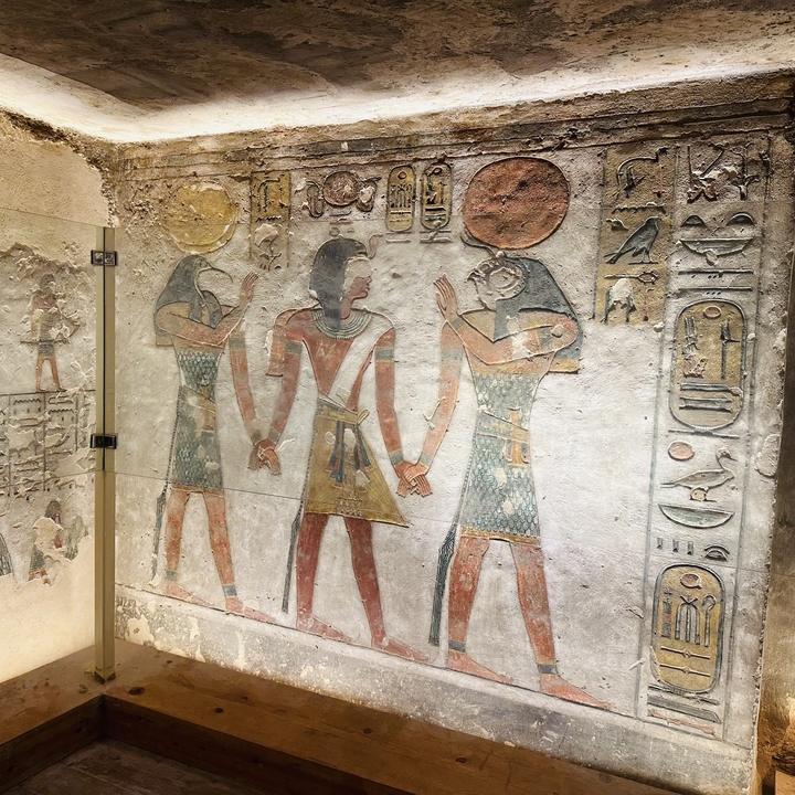 Bas-relief mural antique représentant des figures égyptiennes.