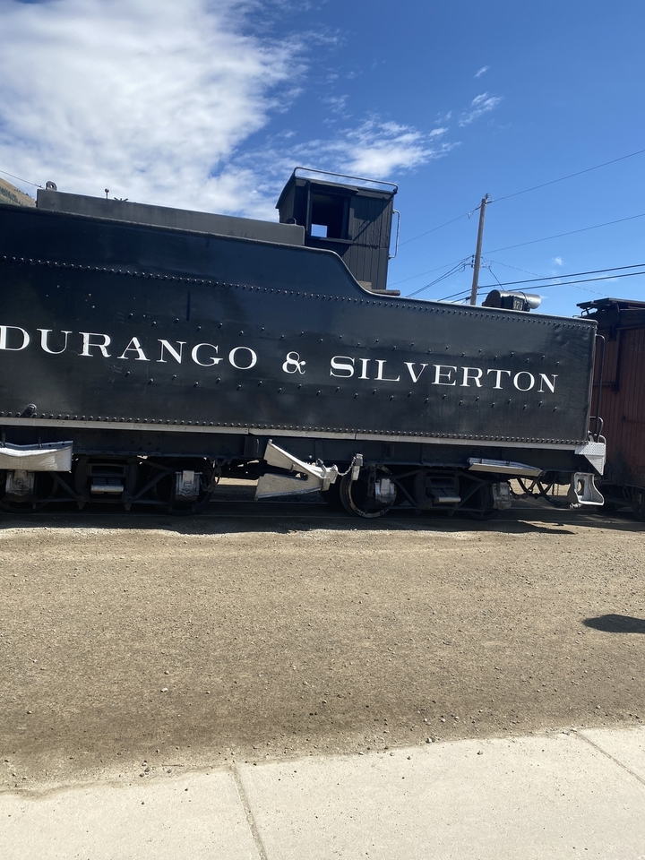 Vue de côté d'un train avec 'Durango & Silverton' écrit dessus.