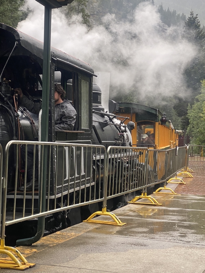 Train à vapeur historique avec passagers.
