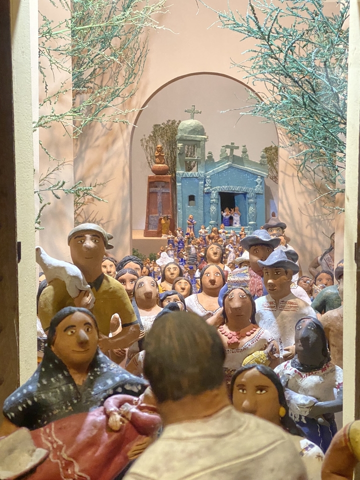 Figurines d'argile dans une scène vibrante.