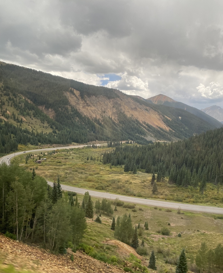 Vue panoramique d'une vallée avec des montagnes.