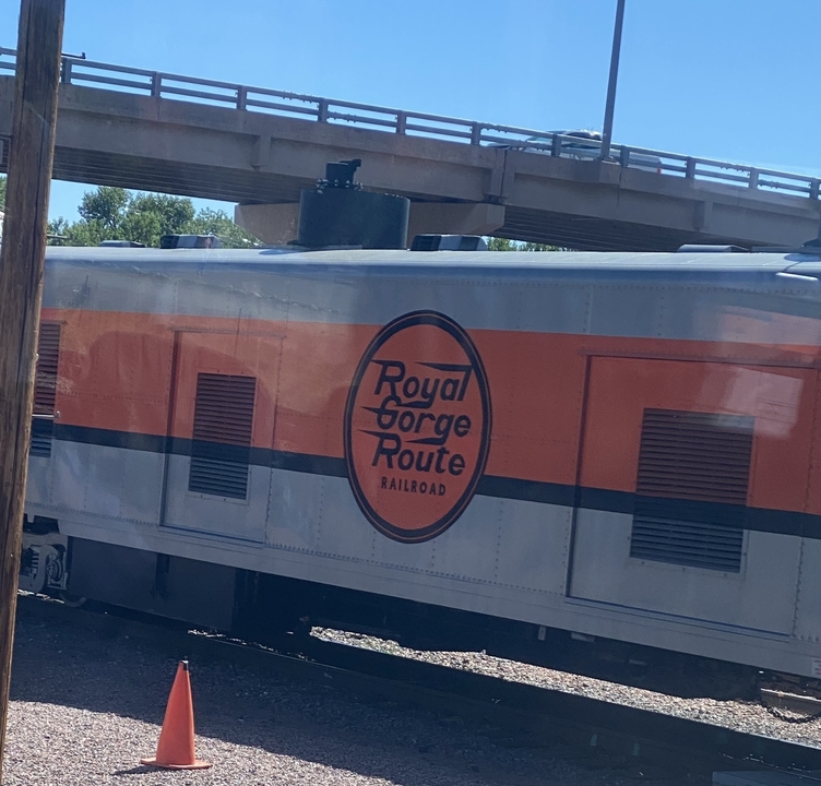 Wagon de train avec « Royal Gorge Route » écrit dessus.