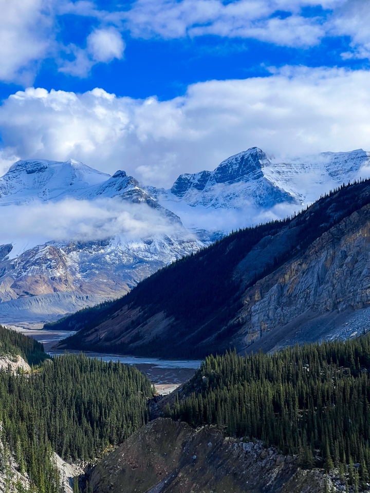 Montagnes enneigées avec des nuages spectaculaires.