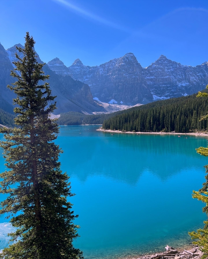 Lac cristallin entouré de sommets imposants.