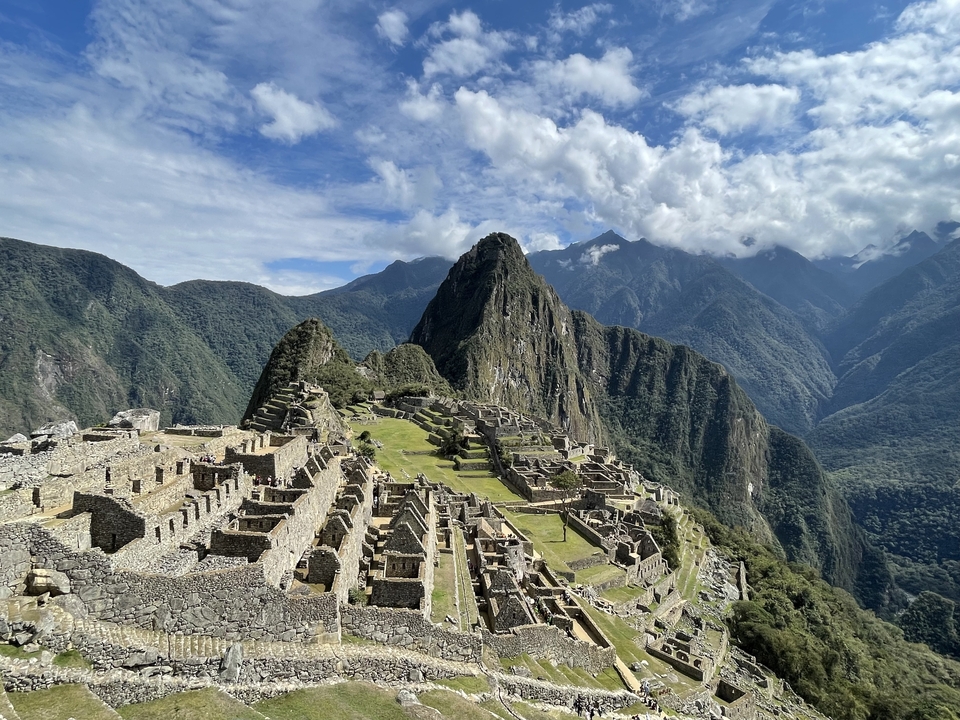 Scenic view of Machu Picchu with surrounding mountains.