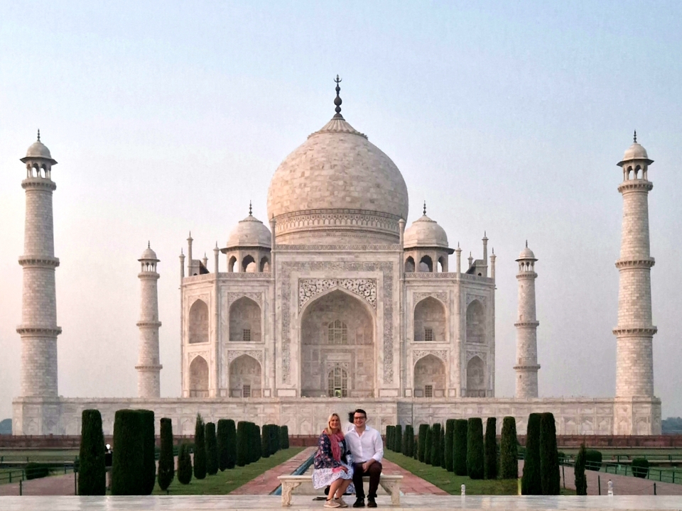 Deux personnes devant le Taj Mahal.