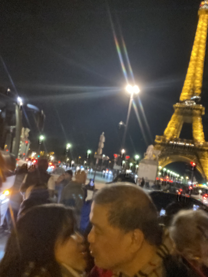 Vue floue de la tour Eiffel la nuit.