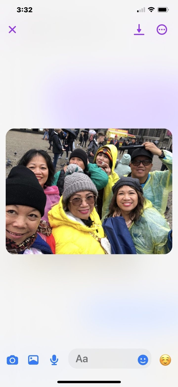 Selfie de groupe sous la pluie.