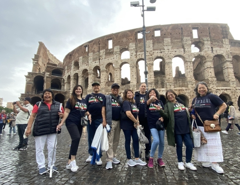 Groupe posant devant le Colisée.