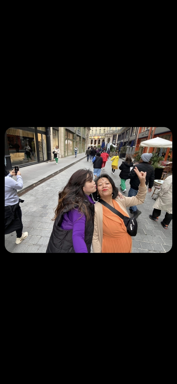 Deux femmes posant dans une rue de la ville.