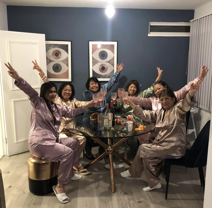 Groupe de femmes portant des tenues assorties dans une pièce.