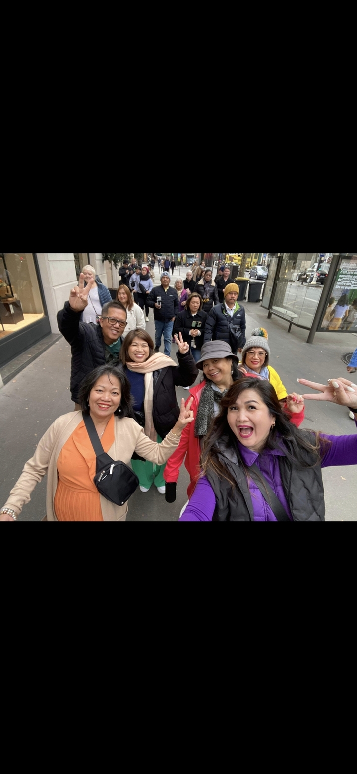Selfie de groupe dans une rue de ville européenne.