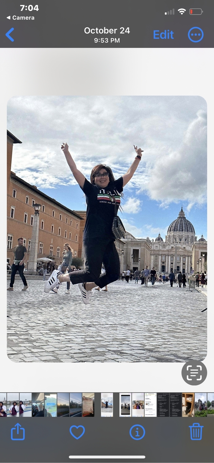 Persoon die springt voor een historisch gebouw.