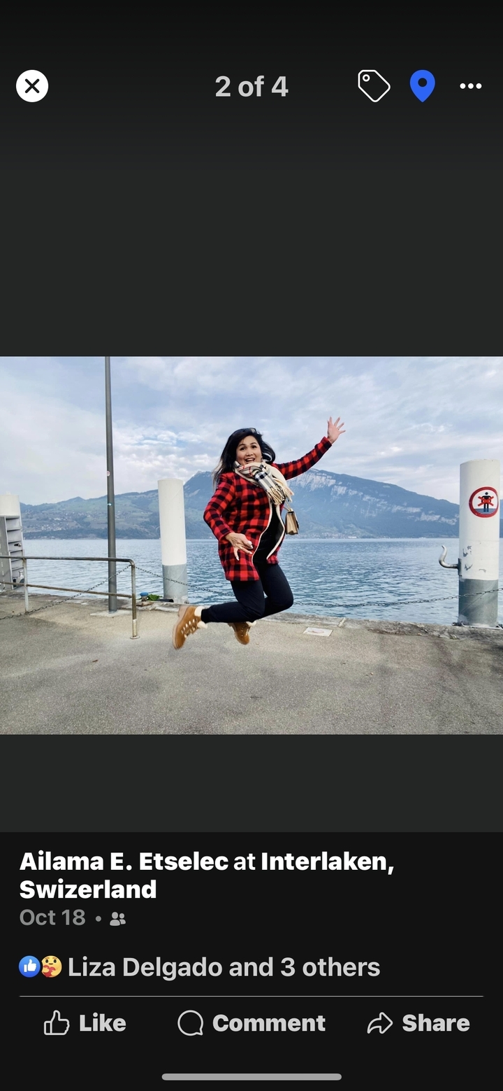 Personne sautant avec des montagnes en arrière-plan.