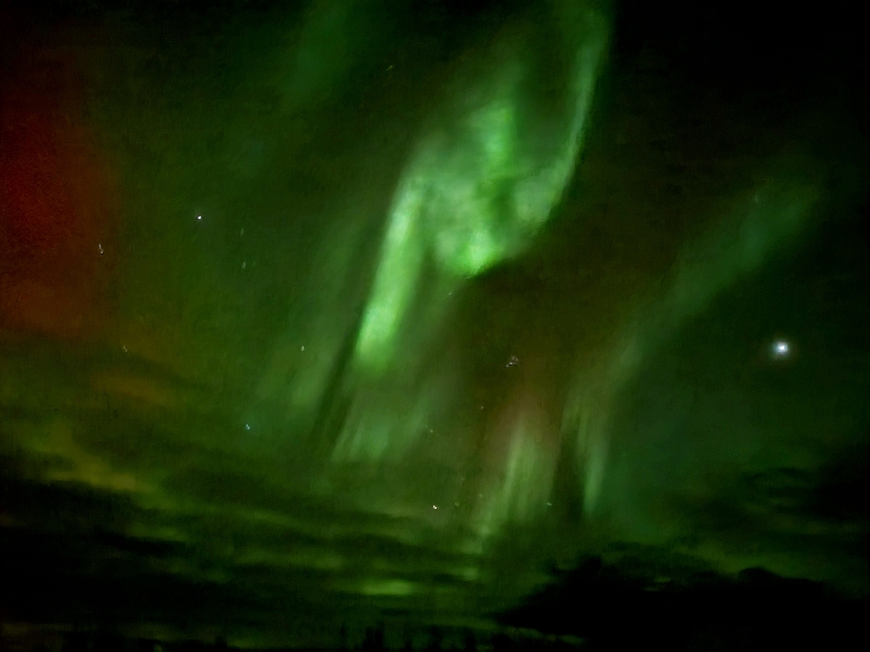 Auroras boreales iluminando el cielo nocturno.