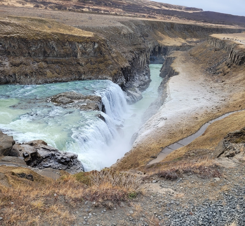 Cascada cayendo a través de un cañón con formaciones de hielo.