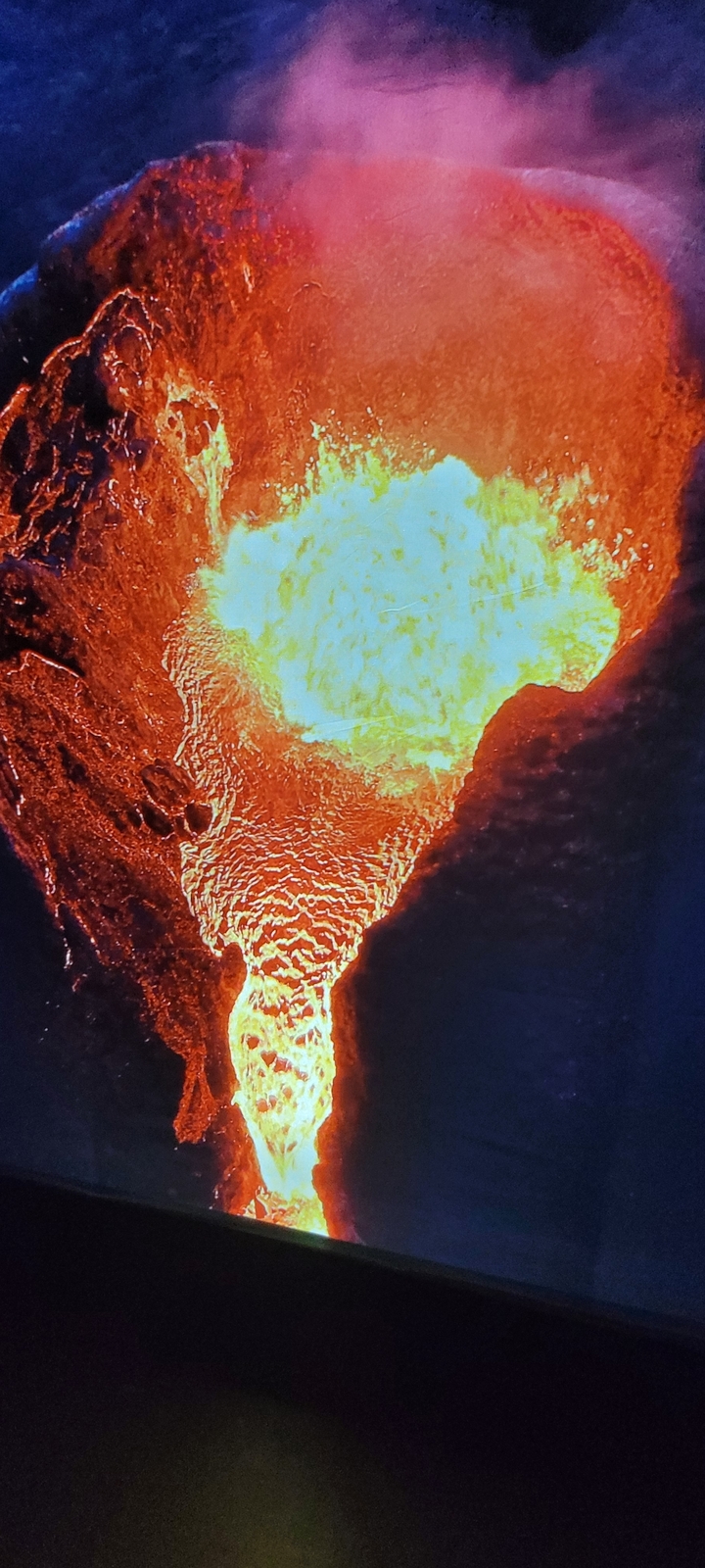 Lava brillando en un paisaje volcánico.