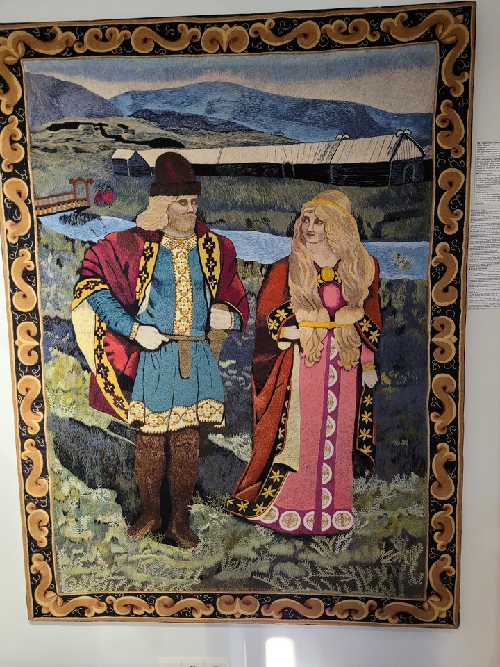 Tapiz que representa dos figuras con vestimenta histórica.