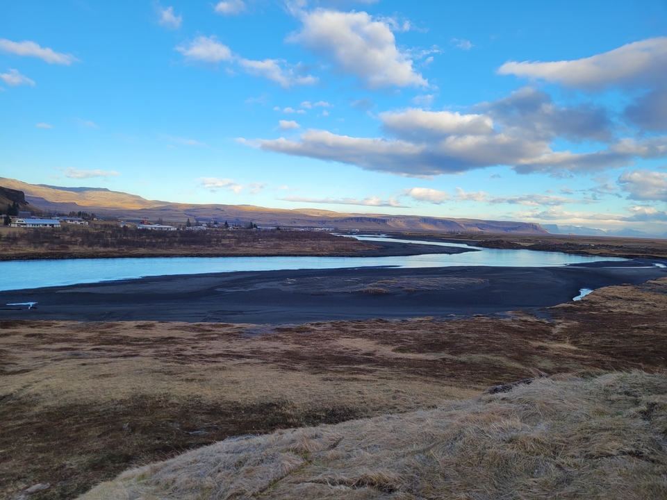 Río tranquilo con montañas al fondo.